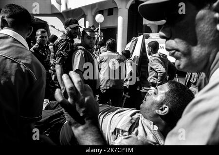 ©Michael Bunel / Le Pictorium/MAXPPP - Michael Bunel / Le Pictorium - 14/05/2018 - Palästina / Gaza / Gaza - UN manifest palestinien blesse est envoye a l'hopital apres avoir ete blesse a la Suite d'une Intervention des forces de securite israeliennes lors d'une Manifestation organizee a l'occasion du 70eme Jahrestag der Nakba. 14 Mai 2018. Malaka. Bande de Gaza. Palästina. / 14/05/2018 - Palästina / Gaza / Gaza - ein verletzten palästinensischen Demonstranten wird nach einer Verletzung durch israelische Sicherheitskräfte während einer Demonstration gegen die Okkas in ein Krankenhaus geschickt Stockfoto