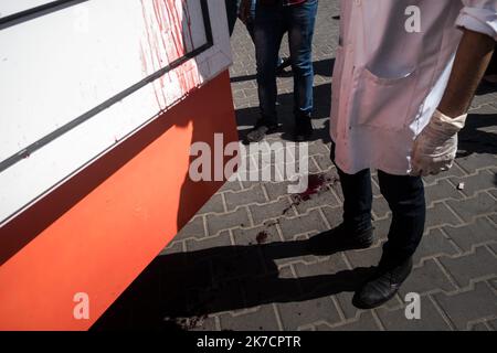 ©Michael Bunel / Le Pictorium/MAXPPP - Michael Bunel / Le Pictorium - 14/05/2018 - - UN medecin se tient pres d'une Ambulance a l'hopital Al-Awda ou des tentes medicales ont ete installees pour soigner les Blesses de la Manifestation, organizee a l'occasion du 70eme annivaire de la Nakba, Egalement connue sous le nom de jour de la Catastrophe. 14 Mai 2018. Ville de Gaza. Palästina. / 14/05/2018 - - ein Arzt steht bei einem Krankenwagen im Al-Awda Krankenhaus, wo medizinische Zelte zur Behandlung der Verletzten der Demonstration, die anlässlich des 70.. Jahrestages der Nakba organisiert wurde, eingerichtet wurden. Stockfoto