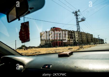 ©Michael Bunel / Le Pictorium/MAXPPP - Michael Bunel / Le Pictorium - 10/05/2018 - Palästina / Bande de Gaza / Erez - Vue depuis le pare-brise d'une voiture sur les immeubles proche de la frontiere avec Israel. Es gibt keine Zimmer mit eigenem Bad, Suite a la Guerre de 2014. 10 Mai 2018. Erez. Palästina. / 10/05/2018 - Palästina / Gaza-Streifen / Erez - Blick von der Windschutzscheibe eines Autos auf die Gebäude in der Nähe der Grenze zu Israel. Nach dem Krieg von 2014 werden sie teilweise zerstört. 10.Mai 2018. Erez. Palästina. Stockfoto