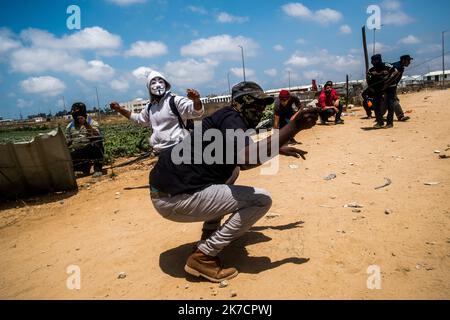 ©Michael Bunel / Le Pictorium/MAXPPP - Michael Bunel / Le Pictorium - 12/05/2018 - Palästina / Bande de Gaza / Malaka - des manifest utilizent des cerfs-volant pour essayer de mettre le feu sur les lignes tenues par l'armee israelienne. Les Tensions sont elevees le long de la frontiere entre Gaza et Israel apres plus d'un mois de manifestations de Masse hebdomadaires pres de la fontiere qui a fait 50 morts parmi les manifest palestiniens et plus de 1 700 Blesses par les tirs de l'armee israelienne. 11 Mai 2018. Malaka. Gaza. Palästina. / 12/05/2018 - Palästina / Gaza-Streifen / Malaka - D Stockfoto