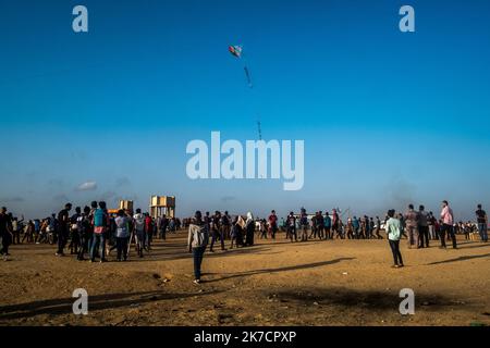 ©Michael Bunel / Le Pictorium/MAXPPP - Michael Bunel / Le Pictorium - 12/05/2018 - Palästina / Bande de Gaza / Malaka - des manifest utilizent des cerfs-volant pour essayer de mettre le feu sur les lignes tenues par l'armee israelienne. Les Tensions sont elevees le long de la frontiere entre Gaza et Israel apres plus d'un mois de manifestations de Masse hebdomadaires pres de la barriere qui a fait 50 morts parmi les manifest palestiniens et plus de 1 700 Blesses par les tirs de l'armee israelienne. 11 Mai 2018. Malaka. Gaza. Palästina. / 12/05/2018 - Palästina / Gaza-Streifen / Malaka - D Stockfoto