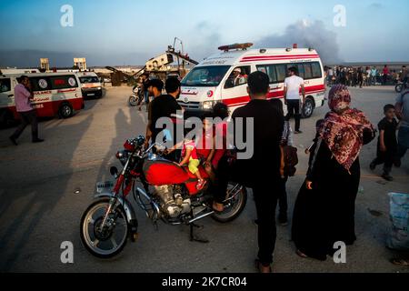 ©Michael Bunel / Le Pictorium/MAXPPP - Michael Bunel / Le Pictorium - 12/05/2018 - Palästina - plusieurs personnes observent le va et vient des ambulances pres de l'hopital du Camp. Les ambulances amenent les personnes blessees par balle ou intoxiquees par les gaz lors des afforntements pres de la frontieres entre la Bande de Gaza et Israel. 12 Mai 2018. Malaka. Bande de Gaza. Palästina. / 12/05/2018 - Palästina - mehrere Menschen beobachten die Krankenwagen, die in die Nähe des Lagerkrankenhauses kommen und gehen. Die Krankenwagen bringen Menschen, die durch Kugeln oder Gasvergiftungen während der Afforationen in der Nähe der Grenze b verletzt wurden Stockfoto