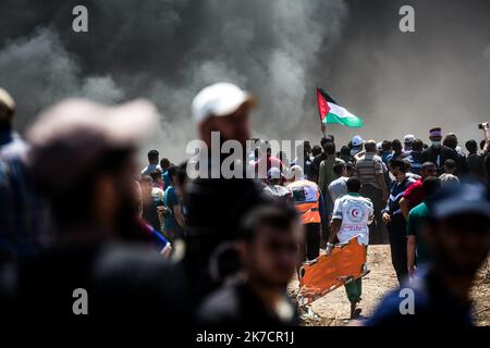 ©Michael Bunel / Le Pictorium/MAXPPP - Michael Bunel / Le Pictorium - 14/05/2018 - Palästina / Gaza / Gaza - des Milliers de Palestiniens se tiennent le long de la barriere frontaliere avec Israel alors que les Manifestations de Masse a la cloture se poursuivent. Les soldats israeliens ont tue au moins 52 Palestiniens et en ont blesse plus d'un millier. 14 Mai 2018. Malaka. Gaza. Palästina. / 14/05/2018 - Palästina / Gaza / Gaza - Tausende von Palästinensern stehen am Grenzzaun mit Israel, während die Massendemonstrationen am Zaun fortgesetzt werden. Israelische Soldaten töteten mindestens 52 Palästinenser und Stockfoto