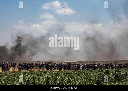 ©Michael Bunel / Le Pictorium/MAXPPP - Michael Bunel / Le Pictorium - 14/05/2018 - Palästina / Bande de Gaza / Malaka - des manifest utilizent des cerfs-volant pour essayer de mettre le feu sur les lignes tenues par l'armee israelienne. Les Tensions sont elevees le long de la frontiere entre Gaza et Israel apres plus d'un mois de manifestations de Masse hebdomadaires pres de la barriere qui a fait 50 morts parmi les manifest palestiniens et plus de 1 700 Blesses par les tirs de l'armee israelienne. 11 Mai 2018. Malaka. Gaza. Palästina. / 14/05/2018 - Palästina / Gaza-Streifen / Malaka - D Stockfoto