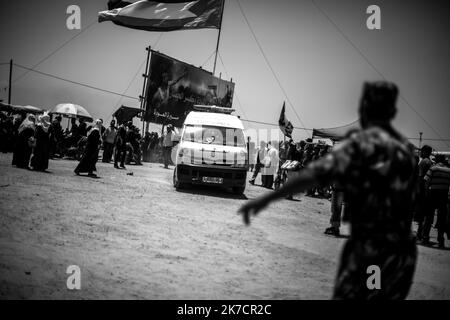 ©Michael Bunel / Le Pictorium/MAXPPP - Michael Bunel / Le Pictorium - 14/05/2018 - Palästina / Bande de Gaza / Malaka - Une Ambulance arrive a l'hopital du Camp de Malaka lors d'une Manifestation organizee a l'occasion du 70eme anniversaire de la Nakba, Egalement connue sous le nom de Tag der Katastrophe en 1948, et contre les Plans des Etats-Unis de transferer l'ambassade americaine a Jerusalem. Frontiere israelienne. 14 Mai 2018. Malaka. Bande de Gaza. Palästina. / 14/05/2018 - Palästina / Gaza-Streifen / Malaka - während einer Demonstrationsorganisation kommt ein Krankenwagen im Krankenhaus des Lagers Malaka an Stockfoto