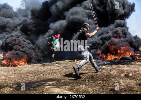 ©Michael Bunel / Le Pictorium/MAXPPP - Michael Bunel / Le Pictorium - 14/05/2018 - Palästina / Bande de Gaza / Malaka - des Palästinas verwendet des frondes pour lancer des pierres en reponse a l'Intervention des forces israeliennes lors d'une Manifestation organizee a l'occasion du 70eme anniversaire de la Nakba, Egalement connue sous le nom de Tag der Katastrophe en 1948, et contre les Plans des Etats-Unis Jerusalem. 14 Mai 2018. Malaka. Bande de Gaza. Palästina. / 14/05/2018 - Palästina / Gaza-Streifen / Malaka - Palästinenser werfen als Reaktion auf die Intervention mit Schleuderschüssen Steine Stockfoto