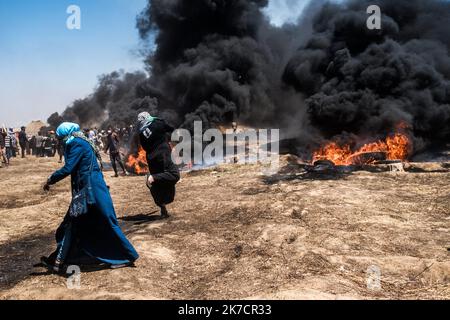 ©Michael Bunel / Le Pictorium/MAXPPP - Michael Bunel / Le Pictorium - 14/05/2018 - Palästina / Bande de Gaza / Malaka - des Palästinas verwendet des frondes pour lancer des pierres en reponse a l'Intervention des forces israeliennes lors d'une Manifestation organizee a l'occasion du 70eme anniversaire de la Nakba, Egalement connue sous le nom de Tag der Katastrophe en 1948, et contre les Plans des Etats-Unis Jerusalem. 14 Mai 2018. Malaka. Bande de Gaza. Palästina. / 14/05/2018 - Palästina / Gaza-Streifen / Malaka - Palästinenser werfen als Reaktion auf die Intervention mit Schleuderschüssen Steine Stockfoto