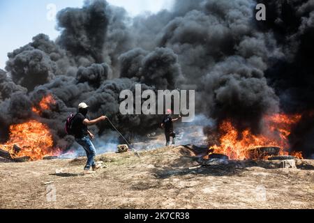 ©Michael Bunel / Le Pictorium/MAXPPP - Michael Bunel / Le Pictorium - 14/05/2018 - Palästina / Bande de Gaza / Malaka - des Palästinas verwendet des frondes pour lancer des pierres en reponse a l'Intervention des forces israeliennes lors d'une Manifestation organizee a l'occasion du 70eme anniversaire de la Nakba, Egalement connue sous le nom de Tag der Katastrophe en 1948, et contre les Plans des Etats-Unis Jerusalem. 14 Mai 2018. Malaka. Bande de Gaza. Palästina. / 14/05/2018 - Palästina / Gaza-Streifen / Malaka - Palästinenser werfen als Reaktion auf die Intervention mit Schleuderschüssen Steine Stockfoto