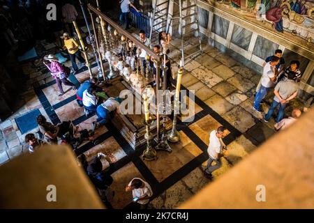 ©Michael Bunel / Le Pictorium/MAXPPP - Michael Bunel / Le Pictorium - 09/05/2018 - Israel / Jerusalem / Jerusalem - des Pelerins se prosterne sur la Pierre de l'Onction a l'Entree du Saint-Sepulcre. Le Saint-Sepulcre est selon la Tradition chretienne, le tombeau du Christ, c'est-a-dire le sepulcre ou le Corps de Jesus de Nazareth aurait ete depose au soir de sa mort sur la Croix. 09 Mai 2018. Jerusalem. Israel / 09/05/2018 - Israel / Jerusalem / Jerusalem - Pilger werfen sich auf den Stein der Salbung am Eingang zum Heiligen Grab. Das Heilige Grab ist nach Chri Stockfoto