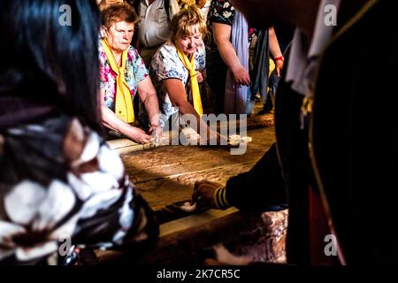 ©Michael Bunel / Le Pictorium/MAXPPP - Michael Bunel / Le Pictorium - 09/05/2018 - Israel / Jerusalem / Jerusalem - des Pelerins se prosterne sur la Pierre de l'Onction a l'Entree du Saint-Sepulcre. Le Saint-Sepulcre est selon la Tradition chretienne, le tombeau du Christ, c'est-a-dire le sepulcre ou le Corps de Jesus de Nazareth aurait ete depose au soir de sa mort sur la Croix. 09 Mai 2018. Jerusalem. Israel / 09/05/2018 - Israel / Jerusalem / Jerusalem - Pilger werfen sich auf den Stein der Salbung am Eingang zum Heiligen Grab. Das Heilige Grab ist nach Chri Stockfoto