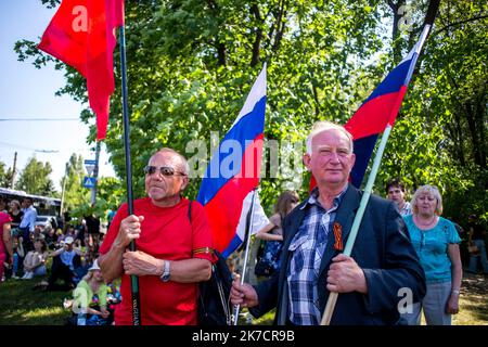 ©Michael Bunel / Le Pictorium/MAXPPP - Michael Bunel / Le Pictorium - 25/05/2014 - Ukraine / Donbass / Donetsk - des sympathizants pro russe avec des drapeaux russes dans les mains devant la maison de Akhmetov. 25 Mai 2014. Donezk. Ukraine. / 25/05/2014 - Ukraine / Donbass / Donezk - prorussische Sympathisanten mit russischen Fahnen in den Händen vor Akhmetows Haus. 25.Mai 2014. Donezk. Ukraine. Stockfoto