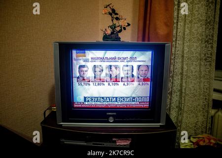 ©Michael Bunel / Le Pictorium/MAXPPP - Michael Bunel / Le Pictorium - 26/05/2014 - Ukraine / Donbass / Donetsk - Ergebnis des Elections presidentielles en ukraine a la Television. Petro Oleksijowytch Porochenko est annonce gagant a 57 pour Cent.. Apres la Revolution de l'Euromaidan a l'hiver 2013 a Kiew, puis l'annexion de la Crimee en Mars par la Russie, c'est au Tour de l'Oblast du Donbass dans l'est de l'Ukraine de sombrer dans un Chaos opposant le nouveau gouvernement de Kiew et les separatistes pro-russes. 26 Mai 2014. Donezk. Ukraine. / 26/05/2014 - Ukraine / Donbass / Donezk - Ergebnis Stockfoto