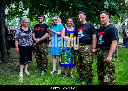 ©Michael Bunel / Le Pictorium/MAXPPP - Michael Bunel / Le Pictorium - 25/05/2014 - Ukraine / Donbass / Donetsk - des femmes posent avec des membres de divers gropuscules et faction pro russe. 25 Mai 2014. Donezk. Ukraine / 25/05/2014 - Ukraine / Donbass / Donezk - Frauen posieren mit Mitgliedern verschiedener russischer Pro-Fraktion und Gropuskules. 25.Mai 2014. Donezk. Ukraine Stockfoto