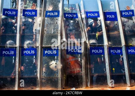 ©Michael Bunel / Le Pictorium/MAXPPP - Michael Bunel / Le Pictorium - 11/06/2013 - Turquie / Istanbul - Mur de bouclier des Forces anti emeutes turque lors d'affrontements Place Taksim. UN mouvement national de protestation a surgit Suite a la violente repression de protestataires ecologiques qui s'opposaient a la Destruction du Parc de Gezi. 11 juin 2013. Istanbul. Turquie. / 11/06/2013 - Türkei / Istanbul - Schildmauer türkischer Aufstandskräfte bei Zusammenstößen auf dem Taksim-Platz. Eine nationale Protestbewegung entstand nach der gewaltsamen Unterdrückung von Umweltprotesten, die sich gegen die Zerstörung ausssetzten Stockfoto