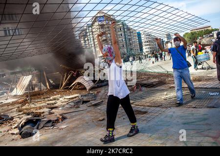 ©Michael Bunel / Le Pictorium/MAXPPP - Michael Bunel / Le Pictorium - 11/06/2013 - Turquie / Istanbul - des manifest transportelt du materiel de chantier pour renforcer les bariccades qui menent a la place Taksim et empecher la Progression des forces de l'ordre. Le matin meme, la place est pry d'Assault par les forces de l'ordre et de violents affrontements eclateront jusqu'au soir. 11 juin 2013. Istanbul. Turquie. / 11/06/2013 - Türkei / Istanbul - Demonstranten tragen Baumaschinen, um die Barrikaden zum Taksim-Platz zu verstärken und den Vormarsch der Polizei zu verhindern. Das Stockfoto