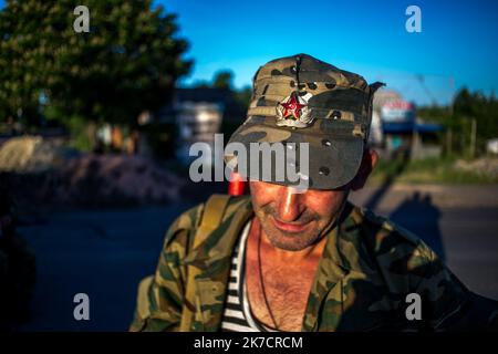 ©Michael Bunel / Le Pictorium/MAXPPP - Michael Bunel / Le Pictorium - 21/05/2014 - Ukraine / Donbass / slaviansk - UN soldat separatiste rejoint sa Position sur la Block post tout proche de Slaviansk. Apres la Revolution de l'Euromaidan a l'hiver 2013 a Kiew, puis l'annexion de la Crimee en Mars par la Russie, c'est au Tour de l'Oblast du Donbass dans l'est de l'Ukraine de sombrer dans un Chaos opposant le nouveau gouvernement de Kiew et les separatistes pro-russes. 20 Mai 2014. Slawiansk. Ukraine. / 21/05/2014 - Ukraine / Donbass / slaviansk - Ein separatistischer Soldat tritt an die BL Stockfoto