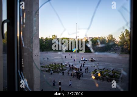 ©Michael Bunel / Le Pictorium/MAXPPP - Michael Bunel / Le Pictorium - 07/05/2014 - Ukraine / Donbass / Odessa - Vue sur la Place Koulikova depuis une fenetre cassee de la maison des syndicats ou 42 personnes sont decedes dans un incendie a la Suite d'affrontements entre pro russe et pro Ukrain. Apres la Revolution de l'Euromaidan a l'hiver 2013 a Kiew, puis l'annexion de la Crimee en Mars par la Russie, c'est au Tour de l'Oblast du Donbass dans l'est de l'Ukraine de sombrer dans un Chaos opposant le nouveau gouvernement de Kiew et les separatistes pro-russes. L'Ukraine jeune pays d une cinq Stockfoto