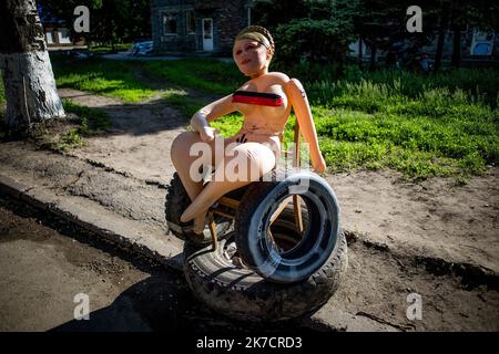 ©Michael Bunel / Le Pictorium/MAXPPP - Michael Bunel / Le Pictorium - 11/05/2014 - Ukraine / Donbass / slaviansk - Une poupee gonflable a l'effigie de Loulia Timichenko entreposee a un Check Point de la ville. Apres la Revolution de l'Euromaidan a l'hiver 2013 a Kiew, puis l'annexion de la Crimee en Mars par la Russie, c'est au Tour de l'Oblast du Donbass dans l'est de l'Ukraine de sombrer dans un Chaos opposant le nouveau gouvernement de Kiew et les separatistes pro-russes. 18 Mai 2014. Slawiansk. Ukraine. / 11/05/2014 - Ukraine / Donbass / slaviansk - eine aufblasbare Puppe mit dem Bildnis von Lu Stockfoto