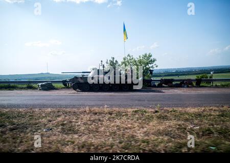 ©Michael Bunel / Le Pictorium/MAXPPP - Michael Bunel / Le Pictorium - 15/05/2014 - Ukraine / Donbass / Ukraine - Check-Point de l'armee ukrainienne sur la Route de Kramatorsk a Slaviansk. L'un des seul Point de controle ukrainen entre Donetsk et Slaviansk, les autres postes de controle sur cet ax etant detenus par les soldats separatistes. 15 Mai 2014. Ukraine. / 15/05/2014 - Ukraine / Donbass / Ukraine - Kontrollpunkt der ukrainischen Armee auf dem Weg von Kramatorsk nach Slawiansk. Einer der einzigen ukrainischen Kontrollpunkte zwischen Donezk und Slawiansk, die anderen Kontrollpunkte auf dieser Achse werden gehalten Stockfoto