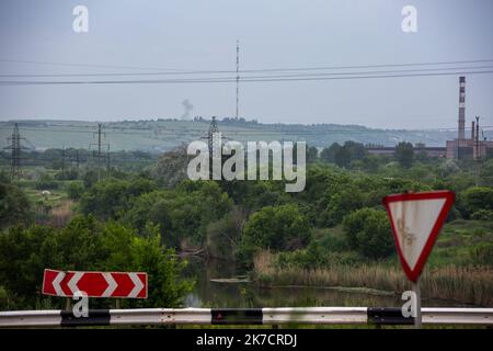 ©Michael Bunel / Le Pictorium/MAXPPP - Michael Bunel / Le Pictorium - 19/05/2014 - Ukraine / Donbass / Semenivka - Bombardements aux abords de la Tour de Transmission televisuelle. Depuis le Debut du conflit la Position est Garde par l'armee ukrainienne. 20 Mai 2014. Slawiansk. Ukraine. / 19/05/2014 - Ukraine / Donbass / Semenivka - Bombenangriffe um den Fernsehturm. Seit Beginn des Konflikts wird die Position von der ukrainischen Armee bewacht. 20.Mai 2014. Slawiansk. Ukraine. Stockfoto