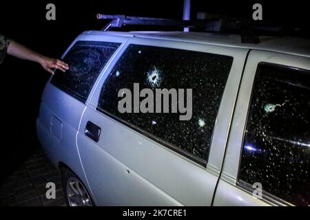 ©Michael Bunel / Le Pictorium/MAXPPP - Michael Bunel / Le Pictorium - 22/05/2014 - Ukraine / Donbass / Semenivka - Une patrouille de separatistes pro-russes montre les impacts de balles sur leurs vehicules. ILS ont ete la cible de l'armee ukrainienne alors qu'ils patrouillaient dans les environs de Slaviansk quelques heures plus tot. 22 Mai 2014. Semeniwka. Ukraine. / 22/05/2014 - Ukraine / Donbass / Semeniwka - Eine Patrouille prorussischer Separatisten zeigt die Auswirkungen von Kugeln auf ihre Fahrzeuge. Sie wurden von der ukrainischen Armee anvisiert, während sie in der Nähe von Slawiansk ein paar Stunden e patrouillierten Stockfoto