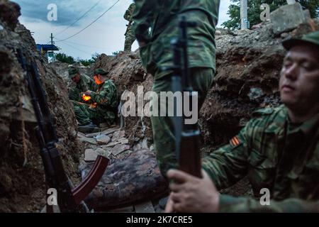 ©Michael Bunel / Le Pictorium/MAXPPP - Michael Bunel / Le Pictorium - 19/05/2014 - Ukraine / Donbass / Semenivka - des soldats pro-Russe attendent que la nuit tombe dans un tranchee sur la ligne de Front avant la ville de Slaviansk. Les troupes ukrainiennes sont postees a deux kilometres de leurs positions. 19 Mai 2014. Semeniwka. Ukraine. / 19/05/2014 - Ukraine / Donbass / Semeniwka - prorussische Soldaten warten auf Einbruch der Dunkelheit in einem Graben an der Front vor der Stadt Slawiansk. Ukrainische Truppen sind zwei Kilometer von ihren Positionen entfernt stationiert. 19.Mai 2014. Semeniwka. Ukraine. Stockfoto