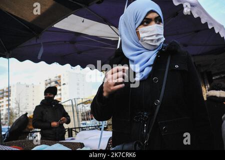 ©Sadak Souici / Le Pictorium/MAXPPP - Sadak Souici / Le Pictorium - 17/02/2021 - Frankreich / Yvelines / Trappes - Une femme voilee dans le marche des Merisiers dans la ville de Trappes. / 17/02/2021 - Frankreich / Yvelines (französisches Departement) / Trappes - Eine Frau, die auf dem Cherrywood-Markt in der Stadt Trappes verschleiert war. Stockfoto