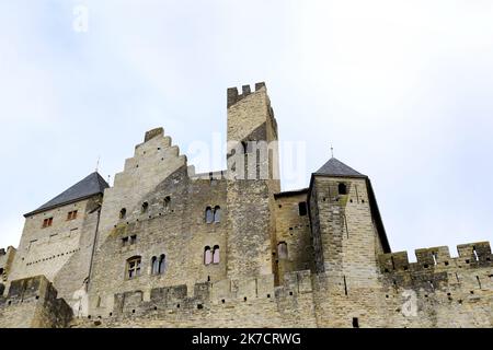 ©PHOTOPQR/L'INDEPENDANT/BOYER CLAUDE ; CARCASSONNE ; 19/02/2021 ; RETOUR A LA CITE MEDIEVALE PLUS DE 2 ANS APRES L'INSTALLATION DE L'OEUVRE D'ART COMTEMPORAIN DE L'ARTISTE SUISSE FELICE VARINI CERCLES CONCENTRIQUES EXCENTRIQUES / LES TRACES SUR LES MURS DES REMPARTS ET DES TOURS DE LA CITE MEDIEVALE COTE PORTE D'AUDE SONT ENCORE VISIBLES / 2 JAHRE NACH SWIW ARTIST Felice Varini Malerei Kunstwerk auf Carcassonne Stadt, Südwest-Frankreich, sind einige Spuren noch sichtbar Stockfoto