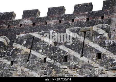 ©PHOTOPQR/L'INDEPENDANT/BOYER CLAUDE ; CARCASSONNE ; 19/02/2021 ; RETOUR A LA CITE MEDIEVALE PLUS DE 2 ANS APRES L'INSTALLATION DE L'OEUVRE D'ART COMTEMPORAIN DE L'ARTISTE SUISSE FELICE VARINI CERCLES CONCENTRIQUES EXCENTRIQUES / LES TRACES SUR LES MURS DES REMPARTS ET DES TOURS DE LA CITE MEDIEVALE COTE PORTE D'AUDE SONT ENCORE VISIBLES / 2 JAHRE NACH SWIW ARTIST Felice Varini Malerei Kunstwerk auf Carcassonne Stadt, Südwest-Frankreich, sind einige Spuren noch sichtbar Stockfoto