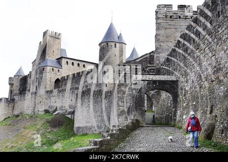 ©PHOTOPQR/L'INDEPENDANT/BOYER CLAUDE ; CARCASSONNE ; 19/02/2021 ; RETOUR A LA CITE MEDIEVALE PLUS DE 2 ANS APRES L'INSTALLATION DE L'OEUVRE D'ART COMTEMPORAIN DE L'ARTISTE SUISSE FELICE VARINI CERCLES CONCENTRIQUES EXCENTRIQUES / LES TRACES SUR LES MURS DES REMPARTS ET DES TOURS DE LA CITE MEDIEVALE COTE PORTE D'AUDE SONT ENCORE VISIBLES / 2 JAHRE NACH SWIW ARTIST Felice Varini Malerei Kunstwerk auf Carcassonne Stadt, Südwest-Frankreich, sind einige Spuren noch sichtbar Stockfoto