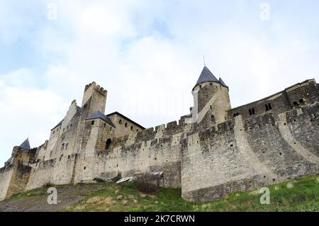 ©PHOTOPQR/L'INDEPENDANT/BOYER CLAUDE ; CARCASSONNE ; 19/02/2021 ; RETOUR A LA CITE MEDIEVALE PLUS DE 2 ANS APRES L'INSTALLATION DE L'OEUVRE D'ART COMTEMPORAIN DE L'ARTISTE SUISSE FELICE VARINI CERCLES CONCENTRIQUES EXCENTRIQUES / LES TRACES SUR LES MURS DES REMPARTS ET DES TOURS DE LA CITE MEDIEVALE COTE PORTE D'AUDE SONT ENCORE VISIBLES / 2 JAHRE NACH SWIW ARTIST Felice Varini Malerei Kunstwerk auf Carcassonne Stadt, Südwest-Frankreich, sind einige Spuren noch sichtbar Stockfoto