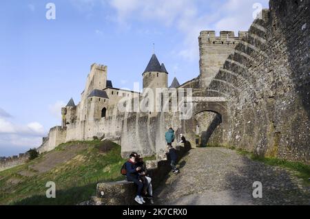 ©PHOTOPQR/L'INDEPENDANT/BOYER CLAUDE ; CARCASSONNE ; 19/02/2021 ; RETOUR A LA CITE MEDIEVALE PLUS DE 2 ANS APRES L'INSTALLATION DE L'OEUVRE D'ART COMTEMPORAIN DE L'ARTISTE SUISSE FELICE VARINI CERCLES CONCENTRIQUES EXCENTRIQUES / LES TRACES SUR LES MURS DES REMPARTS ET DES TOURS DE LA CITE MEDIEVALE COTE PORTE D'AUDE SONT ENCORE VISIBLES / 2 JAHRE NACH SWIW ARTIST Felice Varini Malerei Kunstwerk auf Carcassonne Stadt, Südwest-Frankreich, sind einige Spuren noch sichtbar Stockfoto