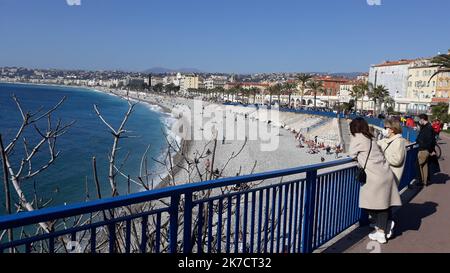 ©B. ROMANKIEWICZ/MAXPPP - NICE 21/02/2021 Premier week end de vacances pour Nice et la Zone B avec la menace d'un confinement ou d'autres restrictions liées à un très fort taux de covid dans les Alpes-Maritimes. Les Niçois profisent de la Plage et du beau temps. Nizza, Frankreich, 21. 2021. februar das erste Feiertagswochenende in Nizza und der "Zone B" mit der Androhung einer neuen Sperre oder anderer Beschränkungen, die mit einem sehr hohen Covid-19-Preis in den Alpes-Maritimes verbunden sind. Die Menschen in Nizza genießen den Strand und das gute Wetter. Stockfoto