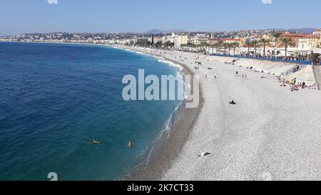 ©B. ROMANKIEWICZ/MAXPPP - NICE 21/02/2021 Premier week end de vacances pour Nice et la Zone B avec la menace d'un confinement ou d'autres restrictions liées à un très fort taux de covid dans les Alpes-Maritimes. Les Niçois profisent de la Plage et du beau temps. Nizza, Frankreich, 21. 2021. februar das erste Feiertagswochenende in Nizza und der "Zone B" mit der Androhung einer neuen Sperre oder anderer Beschränkungen, die mit einem sehr hohen Covid-19-Preis in den Alpes-Maritimes verbunden sind. Die Menschen in Nizza genießen den Strand und das gute Wetter. Stockfoto