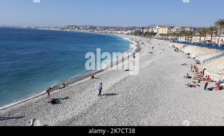 ©B. ROMANKIEWICZ/MAXPPP - NICE 21/02/2021 Premier week end de vacances pour Nice et la Zone B avec la menace d'un confinement ou d'autres restrictions liées à un très fort taux de covid dans les Alpes-Maritimes. Les Niçois profisent de la Plage et du beau temps. Nizza, Frankreich, 21. 2021. februar das erste Feiertagswochenende in Nizza und der "Zone B" mit der Androhung einer neuen Sperre oder anderer Beschränkungen, die mit einem sehr hohen Covid-19-Preis in den Alpes-Maritimes verbunden sind. Die Menschen in Nizza genießen den Strand und das gute Wetter. Stockfoto