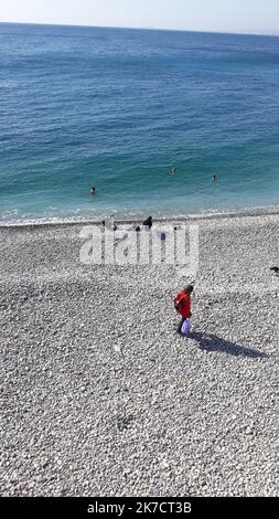 ©B. ROMANKIEWICZ/MAXPPP - NICE 21/02/2021 Premier week end de vacances pour Nice et la Zone B avec la menace d'un confinement ou d'autres restrictions liées à un très fort taux de covid dans les Alpes-Maritimes. Les Niçois profisent de la Plage et du beau temps. Nizza, Frankreich, 21. 2021. februar das erste Feiertagswochenende in Nizza und der "Zone B" mit der Androhung einer neuen Sperre oder anderer Beschränkungen, die mit einem sehr hohen Covid-19-Preis in den Alpes-Maritimes verbunden sind. Die Menschen in Nizza genießen den Strand und das gute Wetter. Stockfoto