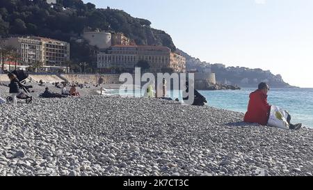 ©B. ROMANKIEWICZ/MAXPPP - NICE 21/02/2021 Premier week end de vacances pour Nice et la Zone B avec la menace d'un confinement ou d'autres restrictions liées à un très fort taux de covid dans les Alpes-Maritimes. Les Niçois profisent de la Plage et du beau temps. Nizza, Frankreich, 21. 2021. februar das erste Feiertagswochenende in Nizza und der "Zone B" mit der Androhung einer neuen Sperre oder anderer Beschränkungen, die mit einem sehr hohen Covid-19-Preis in den Alpes-Maritimes verbunden sind. Die Menschen in Nizza genießen den Strand und das gute Wetter. Stockfoto