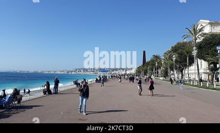 ©B. ROMANKIEWICZ/MAXPPP - NICE 21/02/2021 Premier week end de vacances pour Nice et la Zone B avec la menace d'un confinement ou d'autres restrictions liées à un très fort taux de covid dans les Alpes-Maritimes. Les Niçois profisent de la Plage et du beau temps. Nizza, Frankreich, 21. 2021. februar das erste Feiertagswochenende in Nizza und der "Zone B" mit der Androhung einer neuen Sperre oder anderer Beschränkungen, die mit einem sehr hohen Covid-19-Preis in den Alpes-Maritimes verbunden sind. Die Menschen in Nizza genießen den Strand und das gute Wetter. Stockfoto