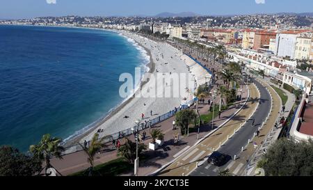 ©B. ROMANKIEWICZ/MAXPPP - NICE 21/02/2021 Premier week end de vacances pour Nice et la Zone B avec la menace d'un confinement ou d'autres restrictions liées à un très fort taux de covid dans les Alpes-Maritimes. Les Niçois profisent de la Plage et du beau temps. Nizza, Frankreich, 21. 2021. februar das erste Feiertagswochenende in Nizza und der "Zone B" mit der Androhung einer neuen Sperre oder anderer Beschränkungen, die mit einem sehr hohen Covid-19-Preis in den Alpes-Maritimes verbunden sind. Die Menschen in Nizza genießen den Strand und das gute Wetter. Stockfoto