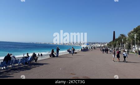 ©B. ROMANKIEWICZ/MAXPPP - NICE 21/02/2021 Premier week end de vacances pour Nice et la Zone B avec la menace d'un confinement ou d'autres restrictions liées à un très fort taux de covid dans les Alpes-Maritimes. Les Niçois profisent de la Plage et du beau temps. Nizza, Frankreich, 21. 2021. februar das erste Feiertagswochenende in Nizza und der "Zone B" mit der Androhung einer neuen Sperre oder anderer Beschränkungen, die mit einem sehr hohen Covid-19-Preis in den Alpes-Maritimes verbunden sind. Die Menschen in Nizza genießen den Strand und das gute Wetter. Stockfoto