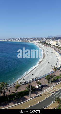 ©B. ROMANKIEWICZ/MAXPPP - NICE 21/02/2021 Premier week end de vacances pour Nice et la Zone B avec la menace d'un confinement ou d'autres restrictions liées à un très fort taux de covid dans les Alpes-Maritimes. Les Niçois profisent de la Plage et du beau temps. Nizza, Frankreich, 21. 2021. februar das erste Feiertagswochenende in Nizza und der "Zone B" mit der Androhung einer neuen Sperre oder anderer Beschränkungen, die mit einem sehr hohen Covid-19-Preis in den Alpes-Maritimes verbunden sind. Die Menschen in Nizza genießen den Strand und das gute Wetter. Stockfoto