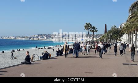 ©B. ROMANKIEWICZ/MAXPPP - NICE 21/02/2021 Premier week end de vacances pour Nice et la Zone B avec la menace d'un confinement ou d'autres restrictions liées à un très fort taux de covid dans les Alpes-Maritimes. Les Niçois profisent de la Plage et du beau temps. Nizza, Frankreich, 21. 2021. februar das erste Feiertagswochenende in Nizza und der "Zone B" mit der Androhung einer neuen Sperre oder anderer Beschränkungen, die mit einem sehr hohen Covid-19-Preis in den Alpes-Maritimes verbunden sind. Die Menschen in Nizza genießen den Strand und das gute Wetter. Stockfoto