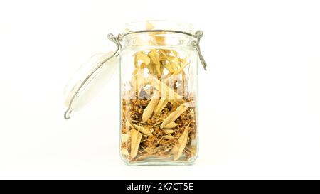 Getrocknete Lindenblätter und Blüten im Glas. Linden Blätter für antioxidative Kräutertee Fotografie. Bio Kräutertee Zutaten Konzept Stockfoto
