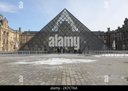 ©PHOTOPQR/LE PARISIEN/Arnaud Journois ; PARIS ; 11/02/2021 ; REPORTAGE AU MUSÉE DU LOUVRE FERME AU PUBLIC EN RAISON DE LA PANDEMIE DE COVID-19 / LA VIE D'UN MUSEE VIDE DE VISITEURS / PYRAMIDE - Paris, Frankreich, februar 11. 2021 für Besucher wegen der covid-19 Pandemie geschlossen, Louvre Museum. Ein unglaublicher Aufenthalt Stockfoto