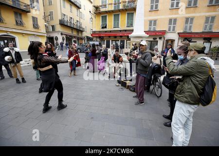 ©PHOTOPQR/NICE MATIN/Alice PATALACCI ; Nice ; 26/02/2021 ; NICE, le 27/02/2021, carnaval en liberté, Manifestation non autorisée, ici place Rossetti. papier Célia MALLECK Karneval in Freiheit, unerlaubte Demonstration in Nizza am 27. Februar 2021 Stockfoto