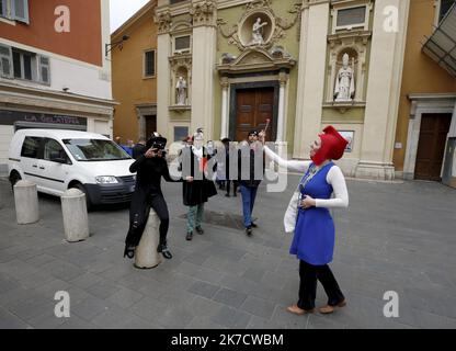 ©PHOTOPQR/NICE MATIN/Alice PATALACCI ; Nice ; 26/02/2021 ; NICE, le 27/02/2021, carnaval en liberté, Manifestation non autorisée, ici place Rossetti. papier Célia MALLECK Karneval in Freiheit, unerlaubte Demonstration in Nizza am 27. Februar 2021 Stockfoto