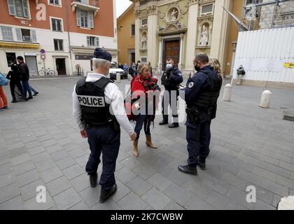 ©PHOTOPQR/NICE MATIN/Alice PATALACCI ; Nice ; 26/02/2021 ; NICE, le 27/02/2021, carnaval en liberté, Manifestation non autorisée, ici place Rossetti. papier Célia MALLECK Karneval in Freiheit, unerlaubte Demonstration in Nizza am 27. Februar 2021 Stockfoto