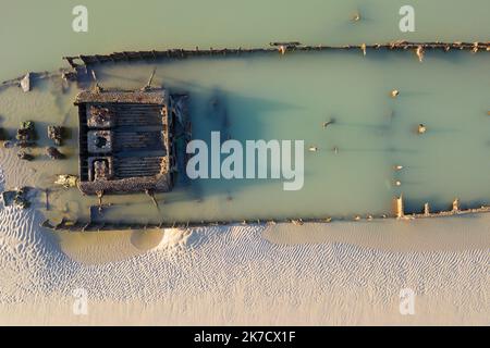 ©PHOTOPQR/VOIX DU Nord/Johan BEN AZZOUZ ; 01/03/2021 ; Tardinghen, le 1 mars 2021. Epave du Lord Gray sur la Plage du Châtelet. L'ancien chalutier britannique de 37 m, avait été réquisitionné par l’armée britannique lors de la première guerre mondiale pour servir de navire démineur. Il s'est echoué lors d'une Tempête en 1917. après plus de 104 ans, l'épave du Lord Grey est visible lors des grandes marées, comme c'était le cas ce lundi matin vers 8h30 avec un coefficient de 104. FOTO JOHAN BEN AZZOUZ LA VOIX DU Nord - FRANKREICH Calais (62), 1. März 2021 Opal Coast, Great site of the two capes, Stockfoto