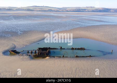 ©PHOTOPQR/VOIX DU Nord/Johan BEN AZZOUZ ; 01/03/2021 ; Tardinghen, le 1 mars 2021. Epave du Lord Gray sur la Plage du Châtelet. L'ancien chalutier britannique de 37 m, avait été réquisitionné par l’armée britannique lors de la première guerre mondiale pour servir de navire démineur. Il s'est echoué lors d'une Tempête en 1917. après plus de 104 ans, l'épave du Lord Grey est visible lors des grandes marées, comme c'était le cas ce lundi matin vers 8h30 avec un coefficient de 104. FOTO JOHAN BEN AZZOUZ LA VOIX DU Nord - FRANKREICH Calais (62), 1. März 2021 Opal Coast, Great site of the two capes, Stockfoto