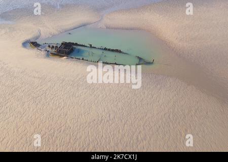 ©PHOTOPQR/VOIX DU Nord/Johan BEN AZZOUZ ; 01/03/2021 ; Tardinghen, le 1 mars 2021. Epave du Lord Gray sur la Plage du Châtelet. L'ancien chalutier britannique de 37 m, avait été réquisitionné par l’armée britannique lors de la première guerre mondiale pour servir de navire démineur. Il s'est echoué lors d'une Tempête en 1917. après plus de 104 ans, l'épave du Lord Grey est visible lors des grandes marées, comme c'était le cas ce lundi matin vers 8h30 avec un coefficient de 104. FOTO JOHAN BEN AZZOUZ LA VOIX DU Nord - FRANKREICH Calais (62), 1. März 2021 Opal Coast, Great site of the two capes, Stockfoto